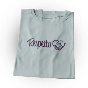 Camiseta branca com o logo respeito na cor fucsia