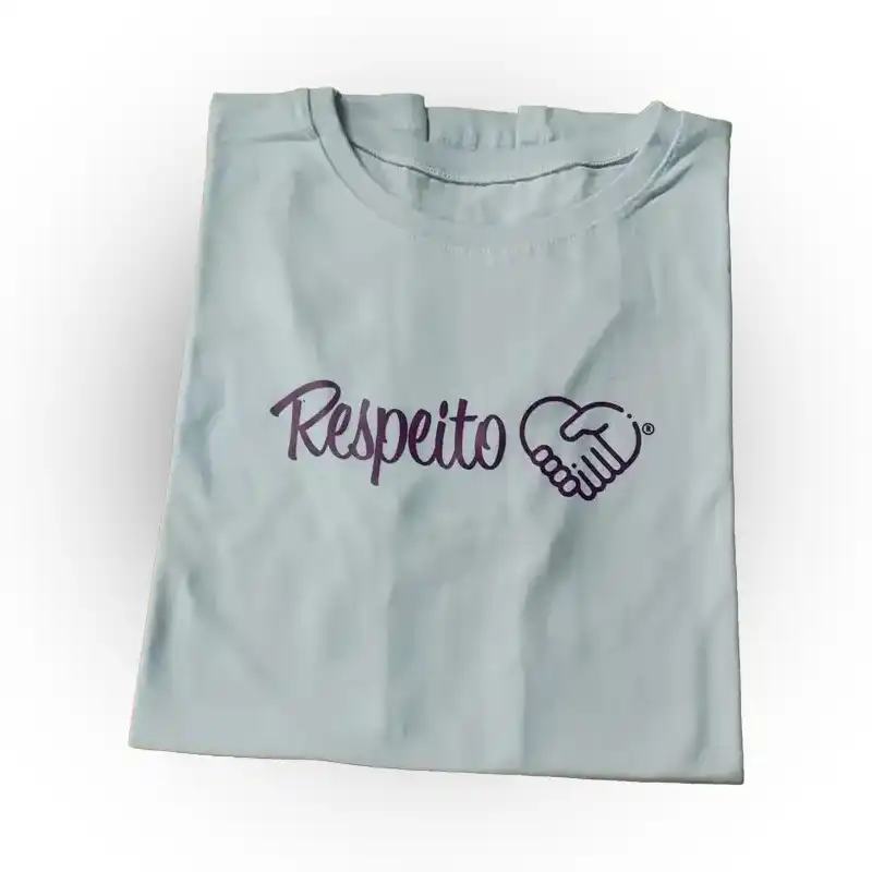 Camiseta branca com o logo respeito na cor fucsia