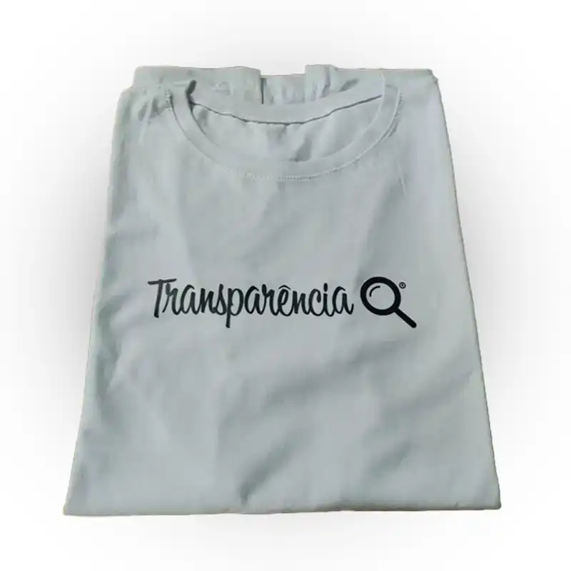 Camiseta branca com o nome transparência em cinza claro