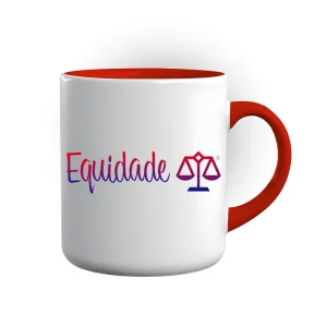 Caneca branca com alça vermelha e o nome equidade e a balança ao lado