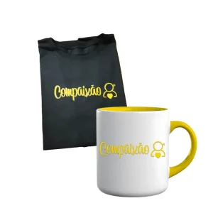 Camiseta preta, com o texto compaixão em amarelo, caneca branca com cabo, parte de dentro e texto em amarelo