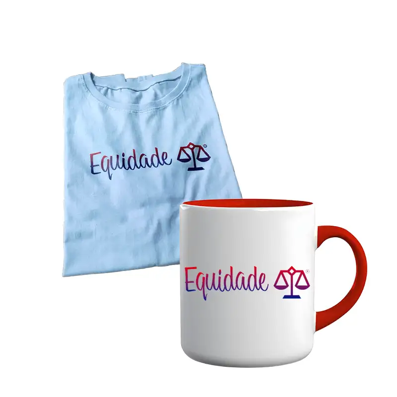 Camiseta branca com o nome equidade e caneca branca com o cabo e o interior em vermelho e o nome equidade.