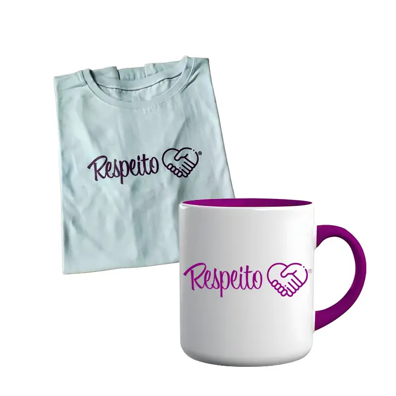 Camiseta com caneca, sendo os dois com o logo respeito na cor fucsia.