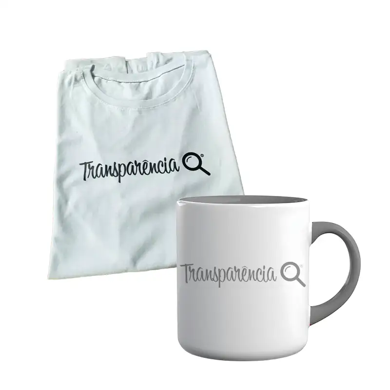 Camiseta branca com texto em cinza e caneca branca com texto, cabo e parte interna em cinza.